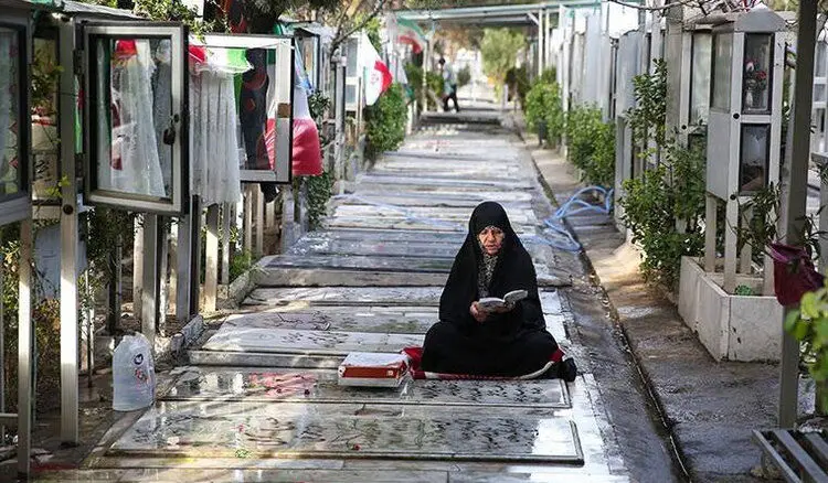 مادری در زیر باران فریاد می‌زند