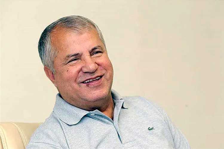 (عکس) علی پروین بر سر مزار علی انصاریان
