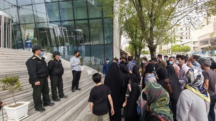 (تصاویر) تجمع سهامداران مقابل سازمان بورس