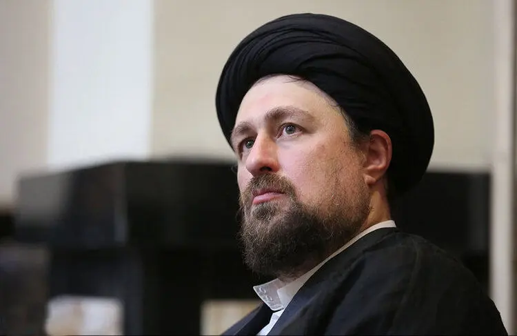 عکسی متفاوت از سیدحسن خمینی در اتاق کارش