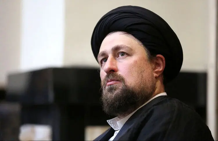 عکسی متفاوت از سیدحسن خمینی در اتاق کارش