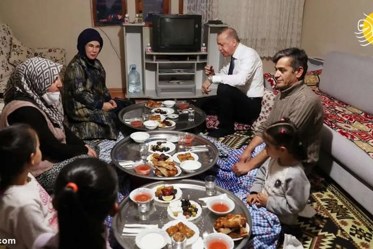 (تصاویر) اردوغان و همسرش بر سر سفره افطار یک شهروند عادی