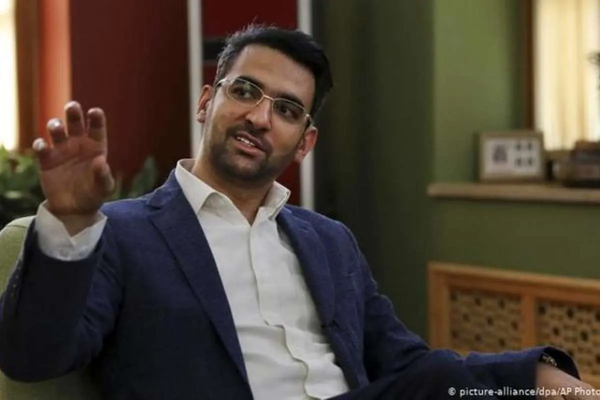 (عکس) وزیر ارتباطات بعد از برد استقلال هم کری خواند!