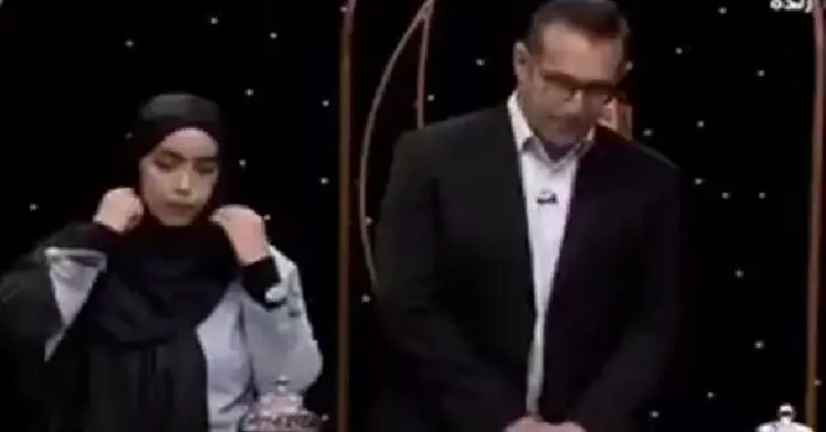 (ویدئو) جلو بازو زدن پیشکسوت بدنسازی با مجری در برنامه زنده!