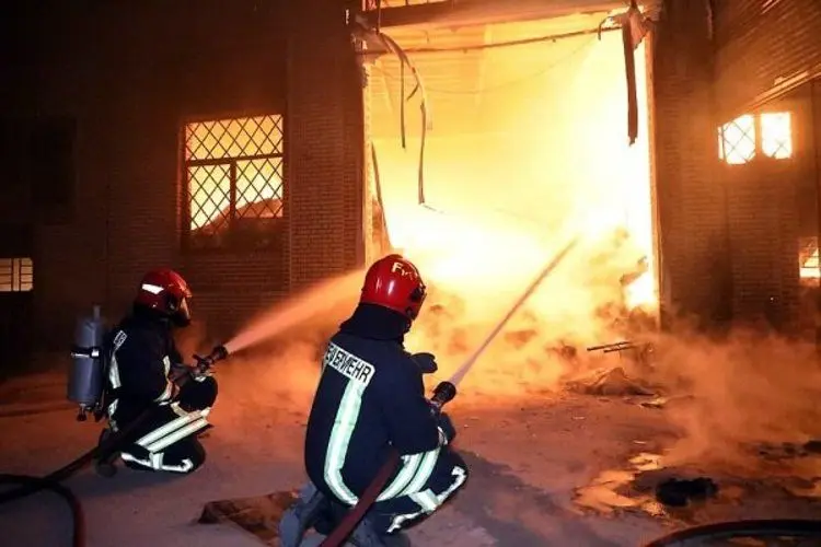 آتش‌سوزی بزرگ در جنوب تهران؛ انبار ۵۰هزار متری سوخت
