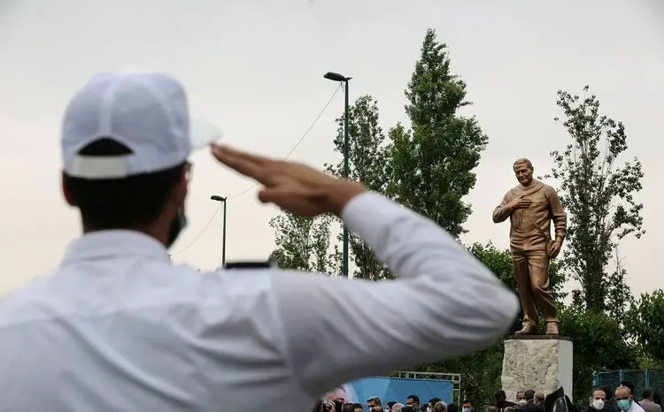 (تصاویر) رونمایی از تندیس سردار سلیمانی