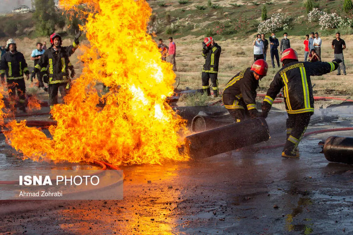 (تصاویر) آتش سوزی و انفجار کارگاه شارژ سلیندرهای گاز مایع قم