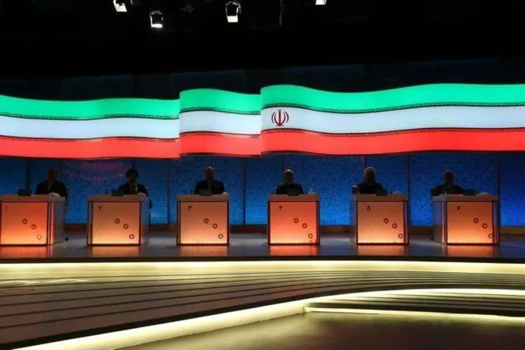 میز‌ها در انتظار مناظره نامزد‌ها