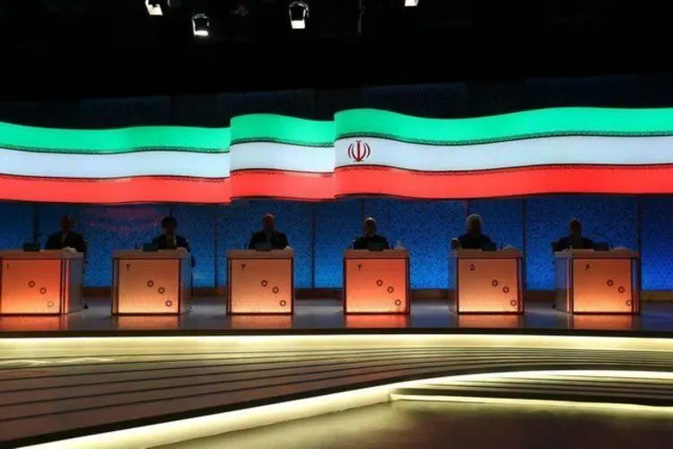میز‌ها در انتظار مناظره نامزد‌ها