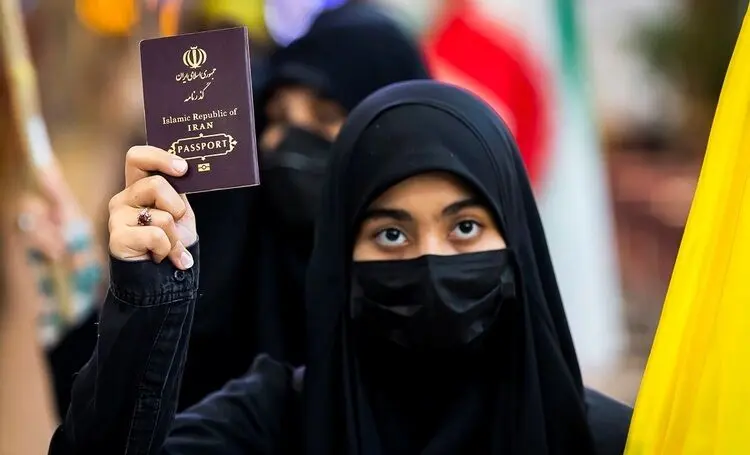 (تصاویر) اعلام آمادگی قمی‌ها برای رفتن به قدس در فرودگاه امام