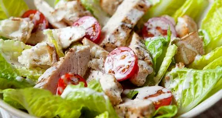 طرز تهیه سالاد مرغ رژیمی با سس بالزامیک