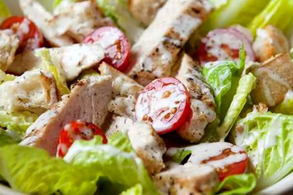 طرز تهیه سالاد مرغ رژیمی با سس بالزامیک