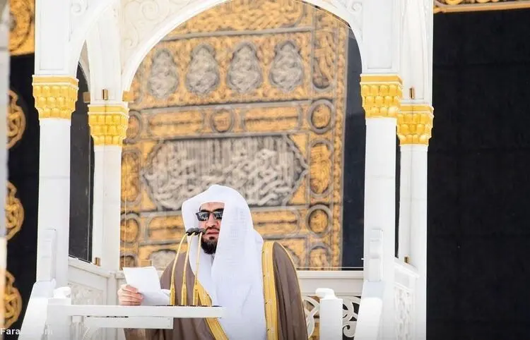 (ویدئو) حمله یک زائر با چوب به خطیب مسجد الحرام