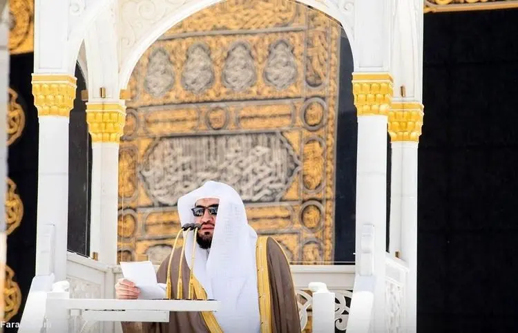 (ویدئو) حمله یک زائر با چوب به خطیب مسجد الحرام