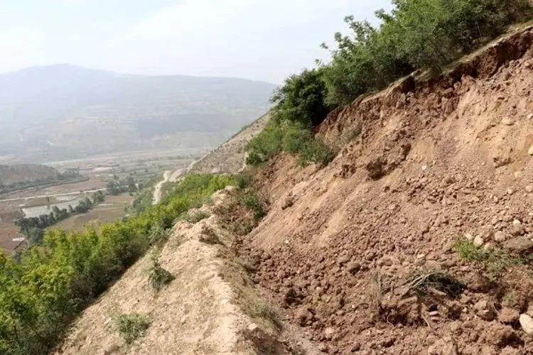 (ویدئو) لحظه رانش زمین روستای خرشک رودبار در گیلان