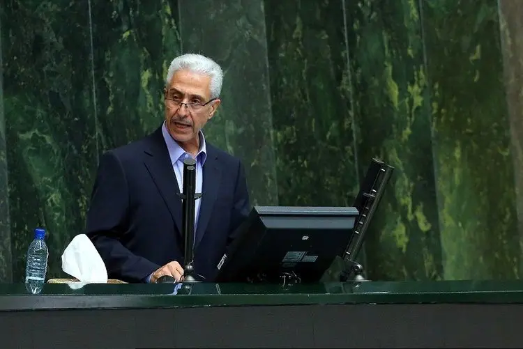 وزیر علوم کارت زرد گرفت