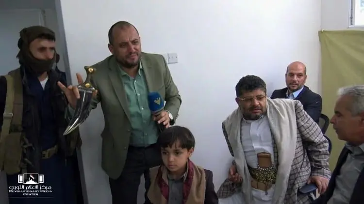 (ویدیو) الحوثی خنجر خود را اهدا کرد
