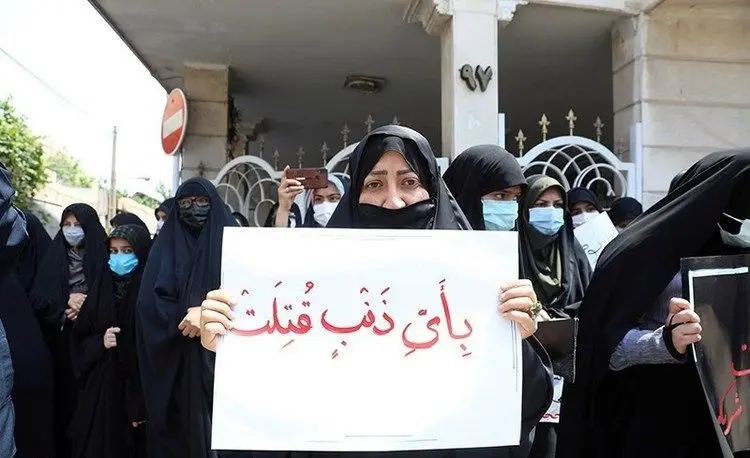(تصاویر) تجمع دختران مشهدی مقابل کنسولگری افغانستان