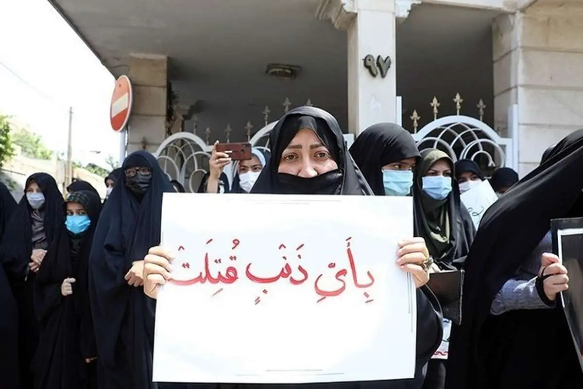 (تصاویر) تجمع دختران مشهدی مقابل کنسولگری افغانستان