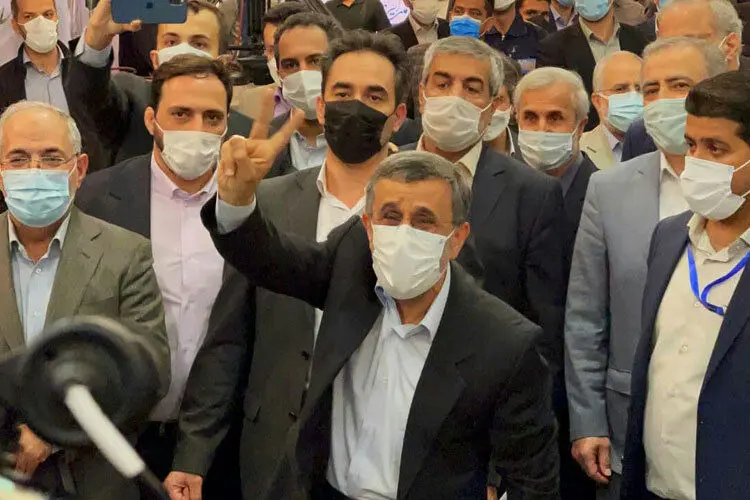 (ویدئو) حضور پرحاشیه احمدی‌نژاد در وزارت کشور