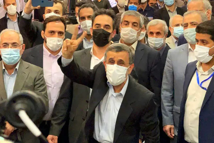 (ویدئو) حضور پرحاشیه احمدی‌نژاد در وزارت کشور