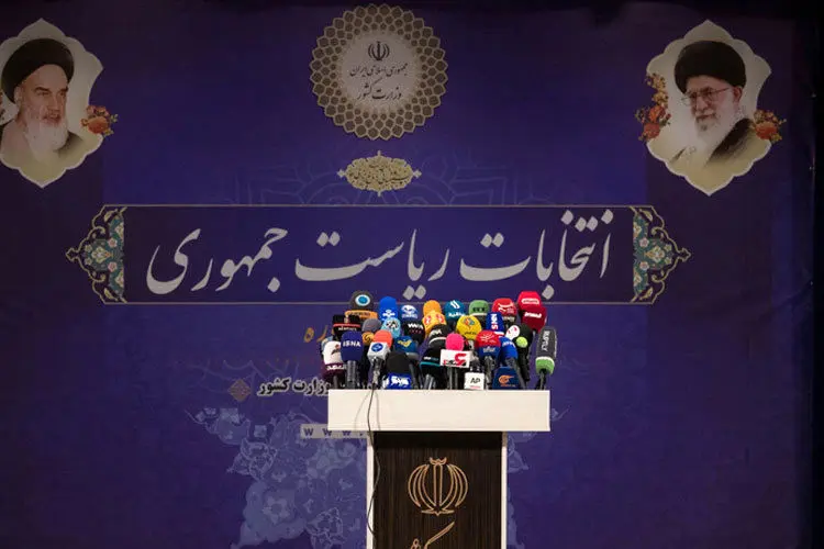 (تصویر) حضور بازیگر طنز با گونی زرد در وزارت کشور