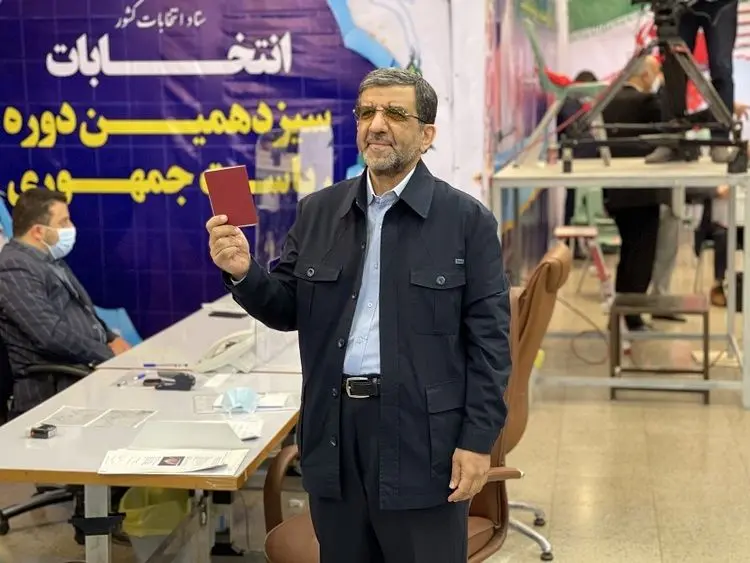 (ویدئو) ضرغامی: با کفش کوهنوردی زیر میز مرفهین می‌زنم
