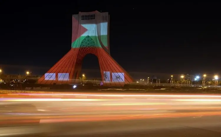 (تصاویر) نورپردازی برج آزادی برای مردم غزه