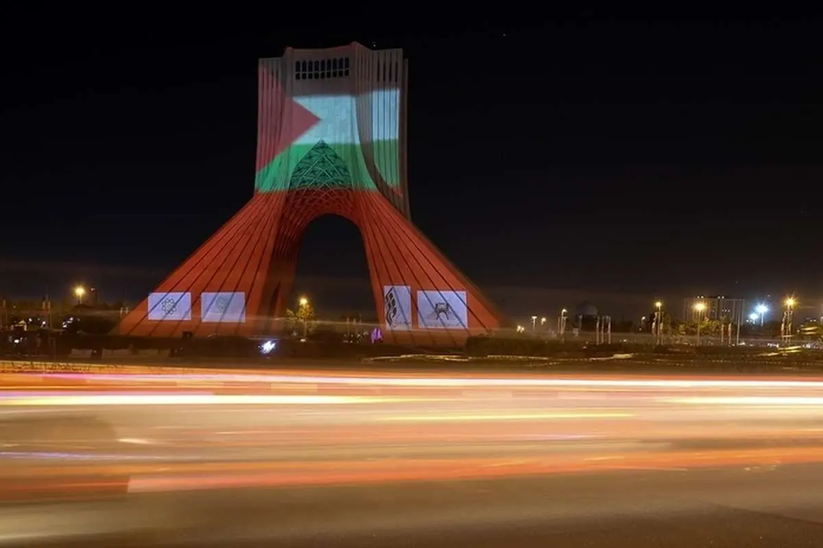 (تصاویر) نورپردازی برج آزادی برای مردم غزه