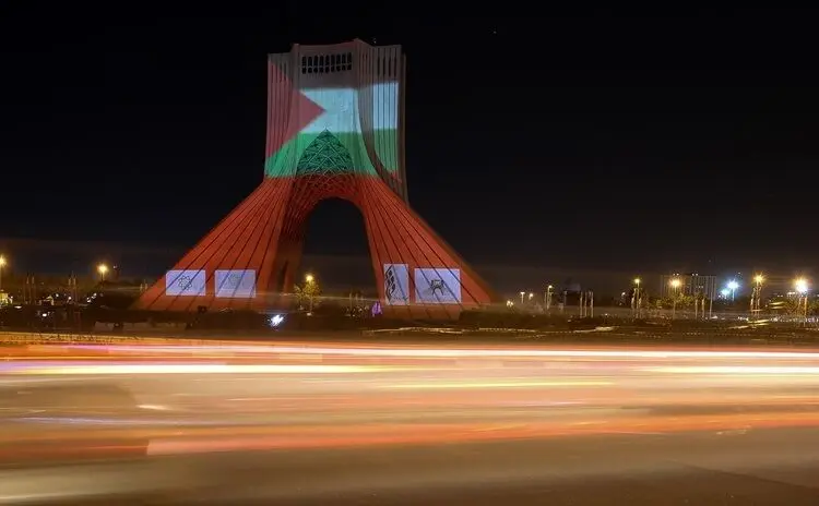 (تصاویر) نورپردازی برج آزادی برای مردم غزه