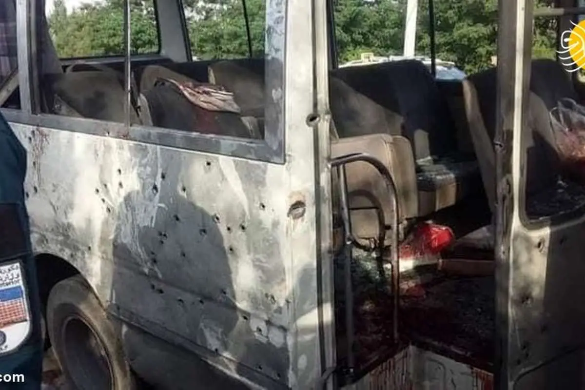 (عکس) مرد افغان تا صبح کنار قبر پسرش خوابید