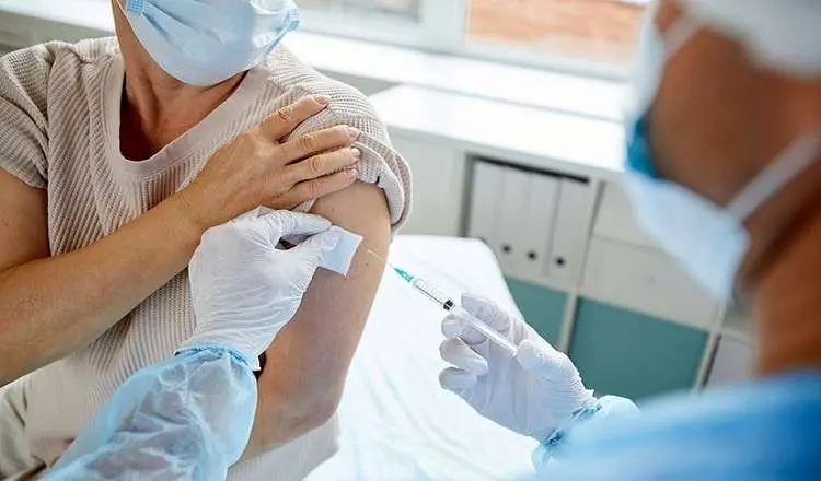 (ویدئو) ماجرای خاصیت آهنربایی در ناحیه تزریق واکسن کرونا؛ خطرناک نیست!