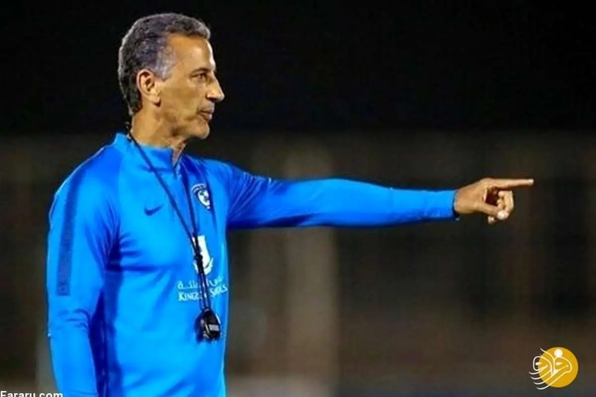 (عکس) سرمربی پیشین الهلال در حال نماز خواندن