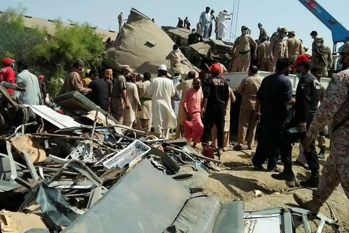 (تصاویر) تصادف مرگبار دو قطار مسافربری در پاکستان