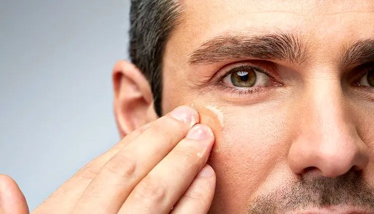 چه زمانی باید به متخصص پوست و مو مراجعه کنیم؟