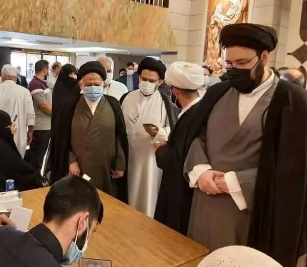 (عکس) سیدعلی خمینی در نجف رأی خود را به صندوق انداخت