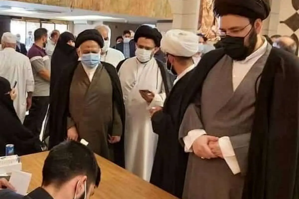 (عکس) سیدعلی خمینی در نجف رأی خود را به صندوق انداخت