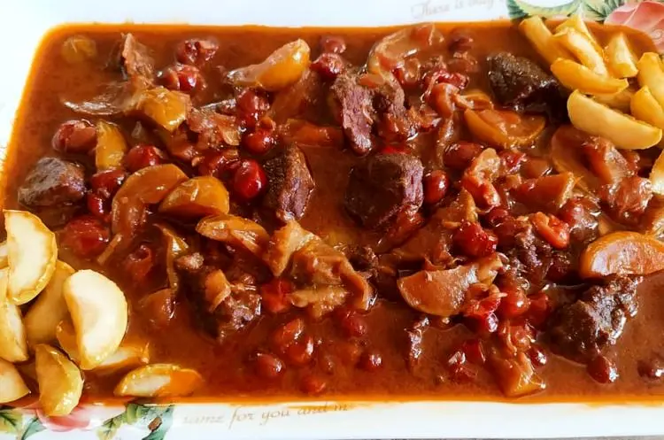 طرز تهیه خورشت سیب و آلبالو، خورشتی خوشرنگ و ملس