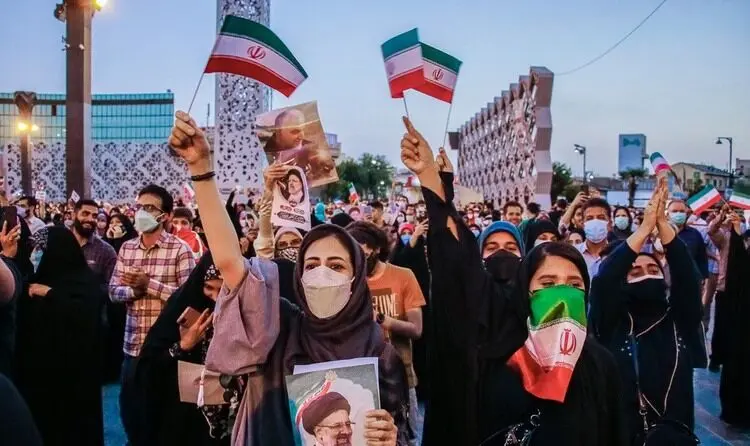 (تصاویر) جشن پیروزی رئیسی در میدان امام حسین