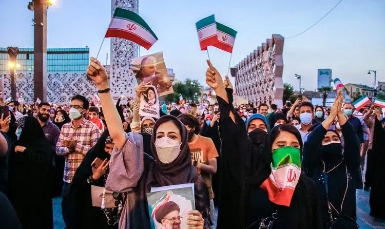 (تصاویر) جشن پیروزی رئیسی در میدان امام حسین