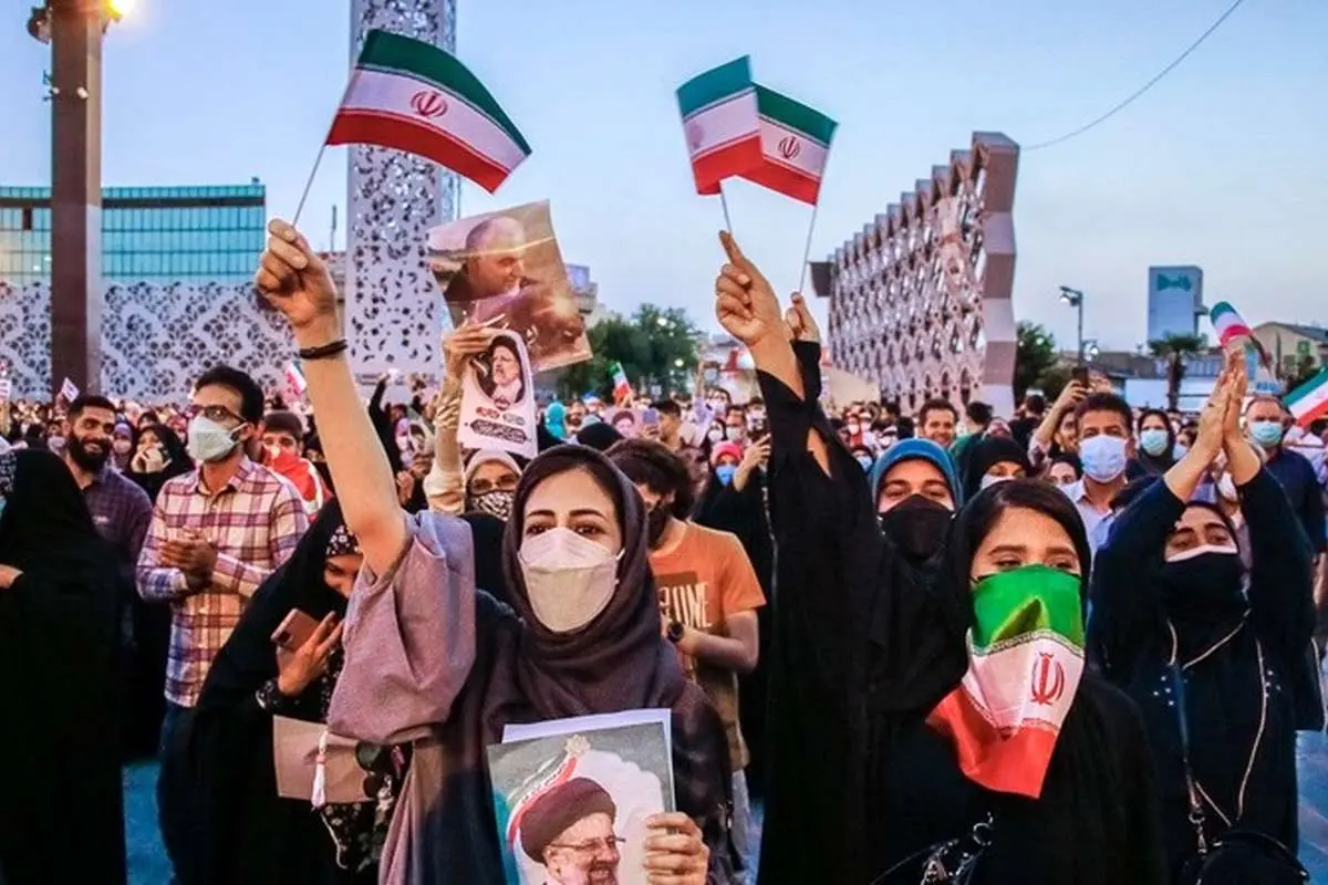 (تصاویر) جشن پیروزی رئیسی در میدان امام حسین
