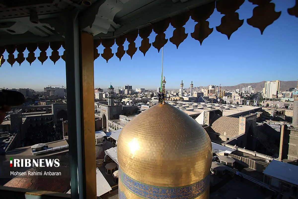 (تصاویر) تعویض پرچم حرم امام رضا(ع)