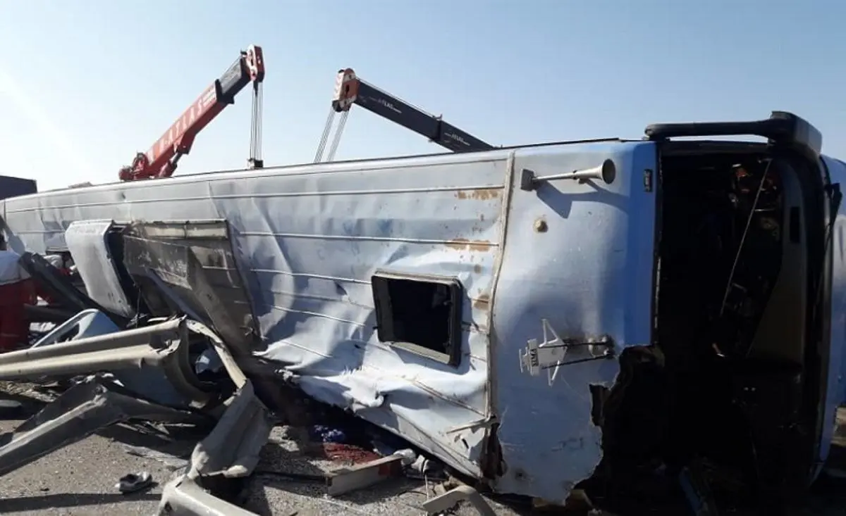 تصاویر حادثه واژگونی اتوبوس حامل خبرنگاران
