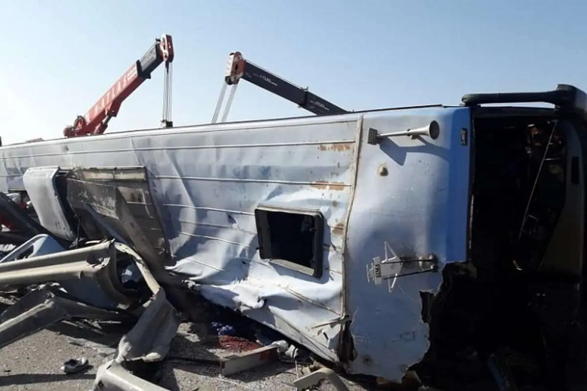 تصاویر حادثه واژگونی اتوبوس حامل خبرنگاران