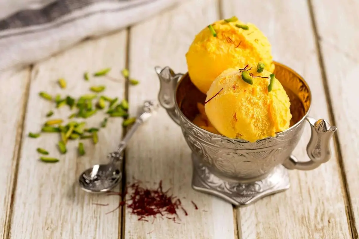 طرز تهیه بستنی سنتی زعفرانی در منزل