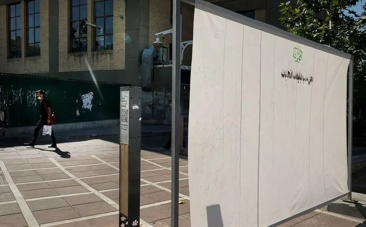 (تصویر) آتش زدن بنر‌های همتی در قم!