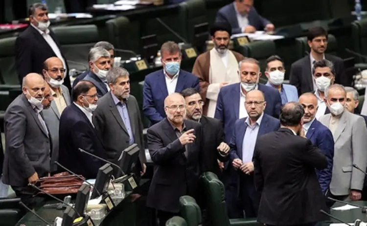 «مجلس پابرهنه‌ها» قبایی گشاد بر تن بهارستانی‌ها