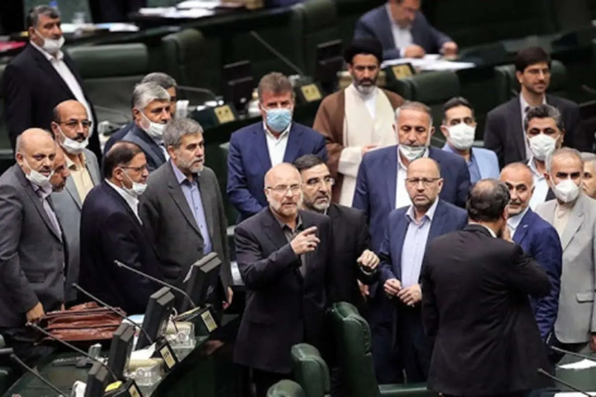 «مجلس پابرهنه‌ها» قبایی گشاد بر تن بهارستانی‌ها