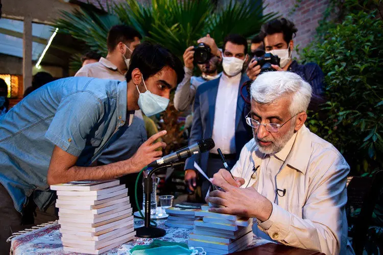 (تصاویر) رمانی که سعید جلیلی به نوجوانان اهدا کرد چه بود؟