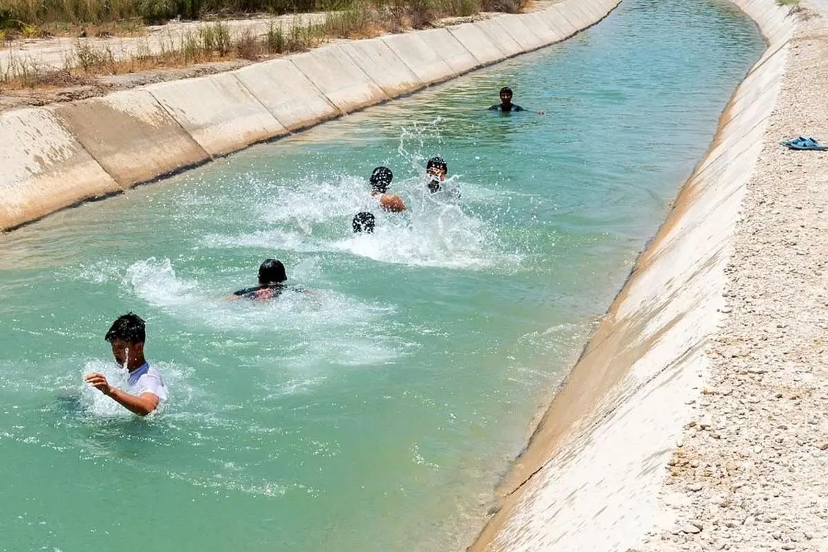 (تصاویر) آبتنی در کانال برای فرار از گرمای بوشهر